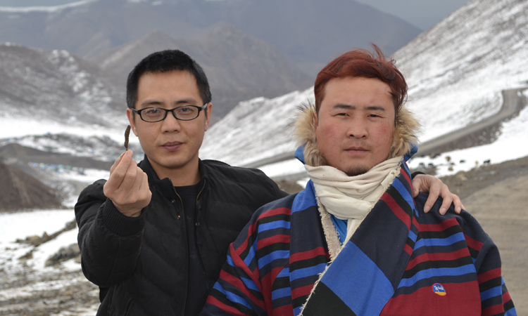 在新鮮蟲(chóng)草采集地附近與藏族小哥合影